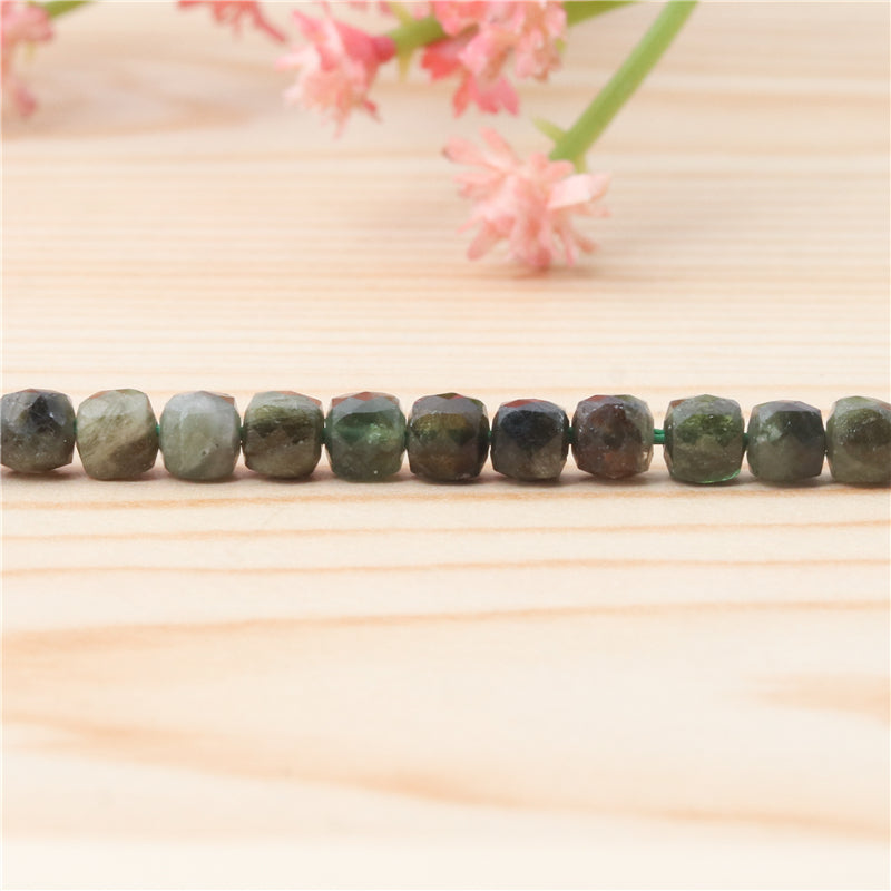 Contas de turmalina verde natural cubo facetado 4mm furo 0,6mm cerca de 93pcs 39cm fio