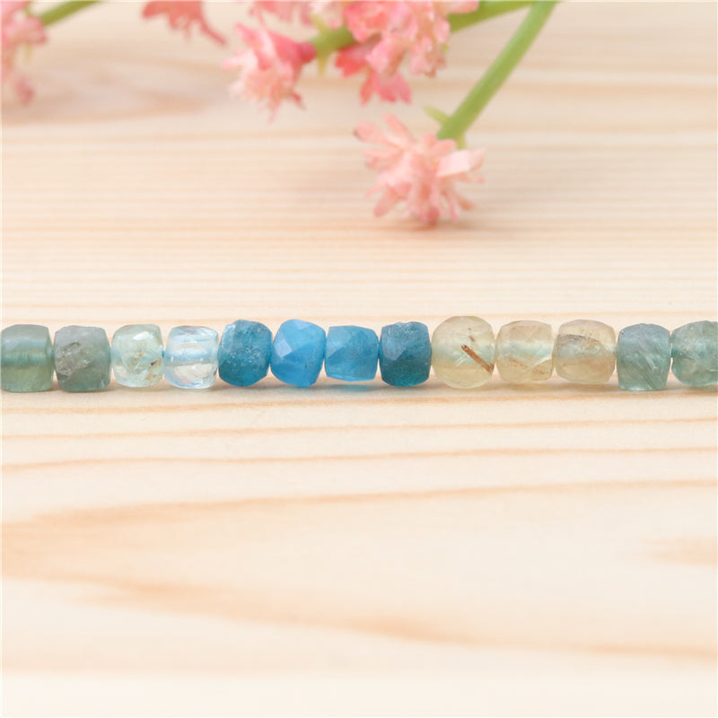 Natürliche Apatitperlen, facettierter Würfel, 4 mm, Loch 0,6 mm, ca. 93 Stück, 39 cm Strang