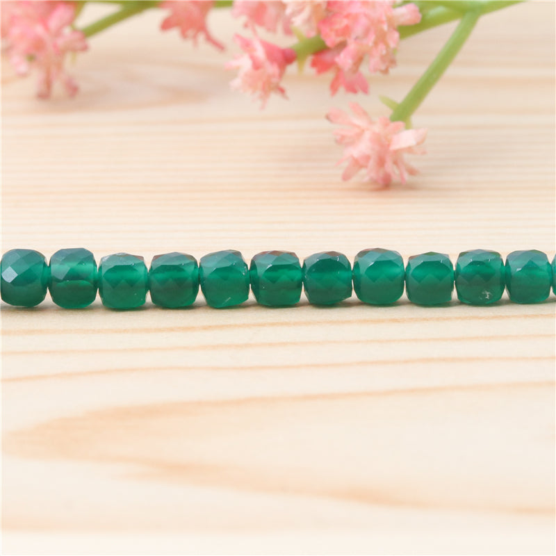 Perles d'agate verte naturelle cube à facettes trou 4mm 0.6mm environ 93pcs 39cm sur fil