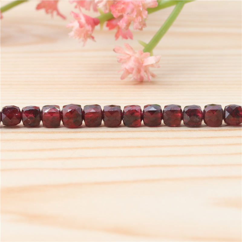 Perles de Grenat Rouge Naturel Cube à Facettes Trou 4mm 0.6mm Environ 93pcs Fil de 39cm