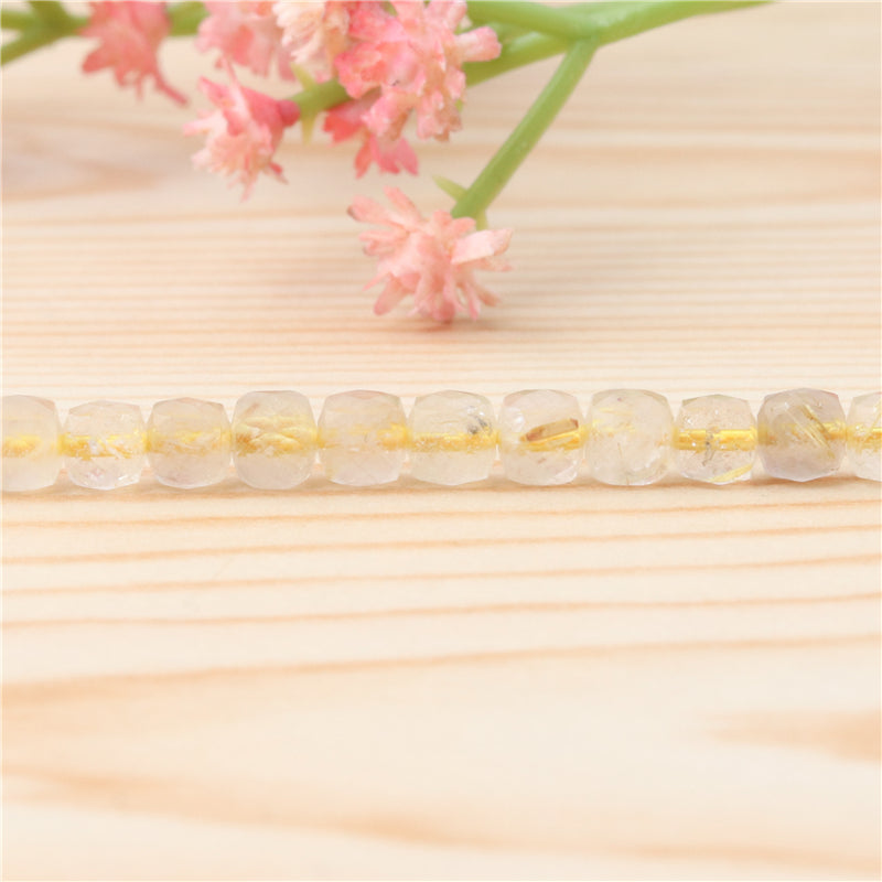 Perle di quarzo rutilato in oro naturale Cubo sfaccettato da 4 mm Foro da 0,6 mm circa 93 pezzi da 39 cm di filo