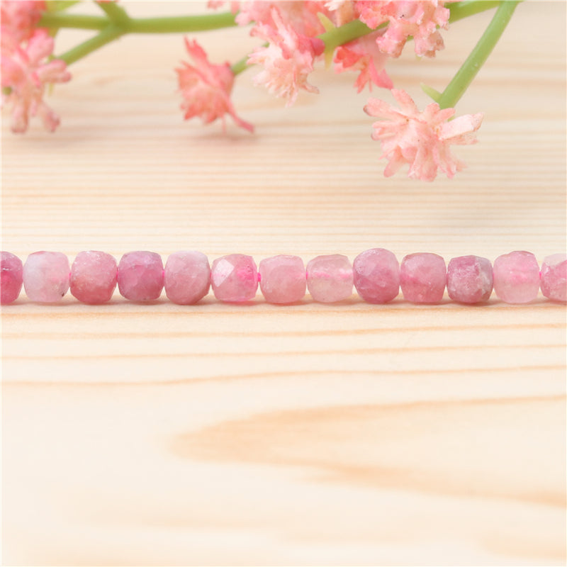 Perles Tourmaline rose naturelle Cube facette 4mm trou 0.6mm environ 93pcs 39cm sur fil